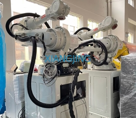 A linha central usada do braço IRB4600 6 do robô usou o braço do robô de ABB para a picareta e o lugar