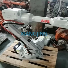 O robô industrial usado 2600-20/1.65 de ABB com armário ensina o pendente