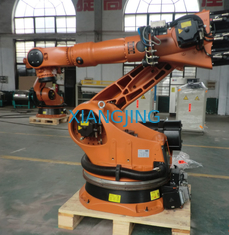 A linha central 6 usou o robô de Kuka soldando PA R3200 do KR 120