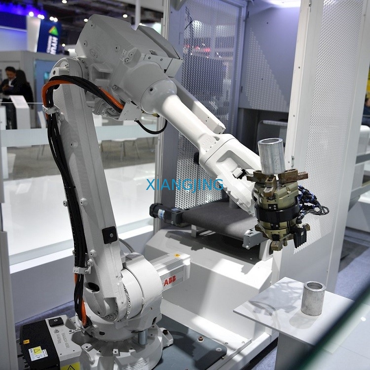 A mão de segundo da pintura de pulverizador usou o robô IRB4400 de ABB pulveriza a linha central do braço 6 do robô de pintura