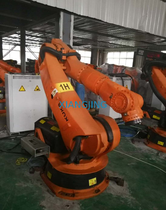 Usado 10 anos há 6 ACRÉSCIMO do KR 210 do robô industrial da linha central R2700 para a picareta e o lugar